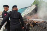 Satbrimob Polda Kepri saat melakukan pemadaman api di Perumahan Citra Laguna Tahap 3 Blok F1 No. 12, Kelurahan Tembesi, Kecamatan Sagulung, Kota Batam, Senin (15/9/2025).Matapedia6.com/Dok Humas Polda