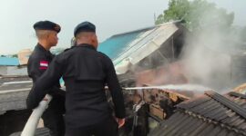 Satbrimob Polda Kepri saat melakukan pemadaman api di Perumahan Citra Laguna Tahap 3 Blok F1 No. 12, Kelurahan Tembesi, Kecamatan Sagulung, Kota Batam, Senin (15/9/2025).Matapedia6.com/Dok Humas Polda