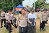Kapolresta Barelang Kombes Pol Zaenal Arifin pimpin pembersihan sampah di sepanjang Jalan Tengku Sulung, Kelurahan Belian, Kecamatan Batam Kota pada Selasa pagi (16/9/2025). Matapedia6.com/Dok Polresta Barelang