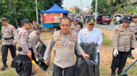 Kapolresta Barelang Kombes Pol Zaenal Arifin pimpin pembersihan sampah di sepanjang Jalan Tengku Sulung, Kelurahan Belian, Kecamatan Batam Kota pada Selasa pagi (16/9/2025). Matapedia6.com/Dok Polresta Barelang