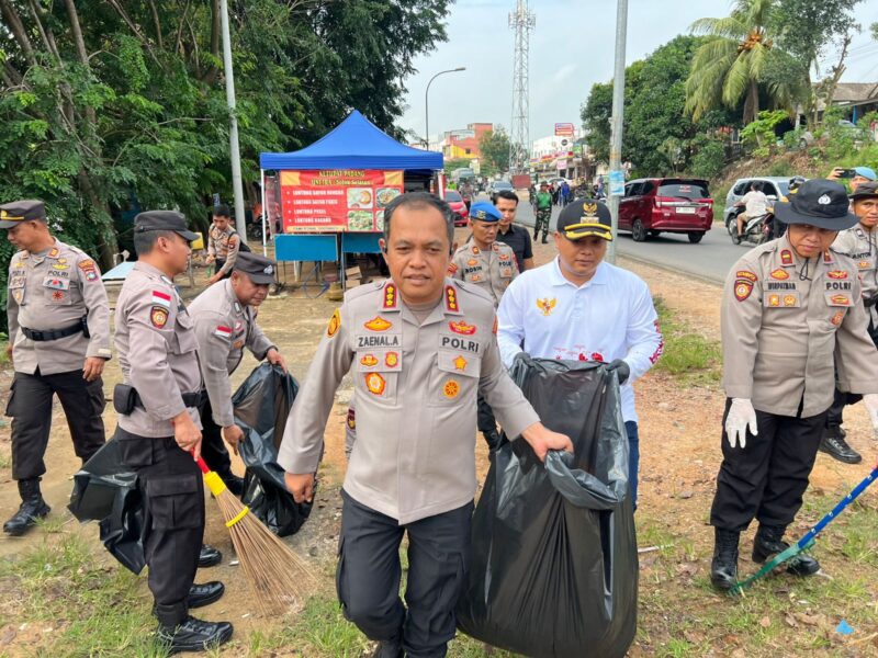 Kapolresta Barelang Kombes Pol Zaenal Arifin pimpin pembersihan sampah di sepanjang Jalan Tengku Sulung, Kelurahan Belian, Kecamatan Batam Kota pada Selasa pagi (16/9/2025). Matapedia6.com/Dok Polresta Barelang