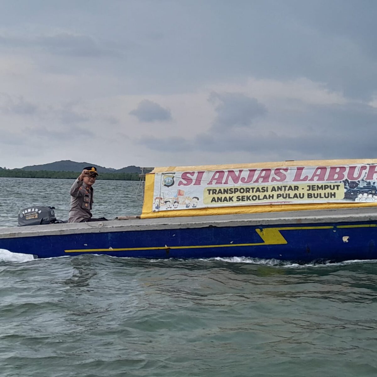 Kapolsek Bulang Iptu Adyanto Syofyan saat menaiki pompong yang digunakan sebagai alat transfortasi antarjemput anak sekolah dari pelabuhan Sagulung ke Pulau Buluh, Selasa (16/9/2025).Matapedia6.com/Dok Humas Polres