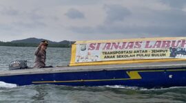 Kapolsek Bulang Iptu Adyanto Syofyan saat menaiki pompong yang digunakan sebagai alat transfortasi antarjemput anak sekolah dari pelabuhan Sagulung ke Pulau Buluh, Selasa (16/9/2025).Matapedia6.com/Dok Humas Polres