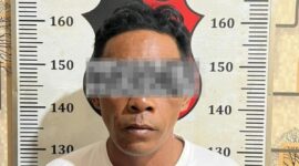 Terduga pelaku pencabulan saat diamankan buser Polsek Batu Aji. Foto:dok/Polsek