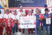 Kepala BP Batam Amsakar Achmad menyerahkan hadiah porkot Batam VI. Foto:Humas BP Batam