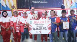 Kepala BP Batam Amsakar Achmad menyerahkan hadiah porkot Batam VI. Foto:Humas BP Batam