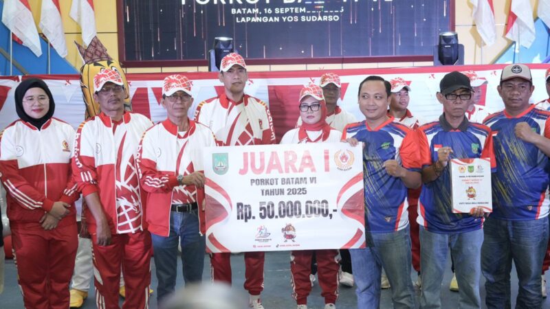 Kepala BP Batam Amsakar Achmad menyerahkan hadiah porkot Batam VI. Foto:Humas BP Batam