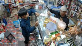 Seorang pengedar uang palsu yang berhasil digagalkan oleh pelayan toko kelontong di kawasan Bagan Pete, Kecamatan Alam Barajo, Kamis (18/9/2025). Matapedia6.com/Ali