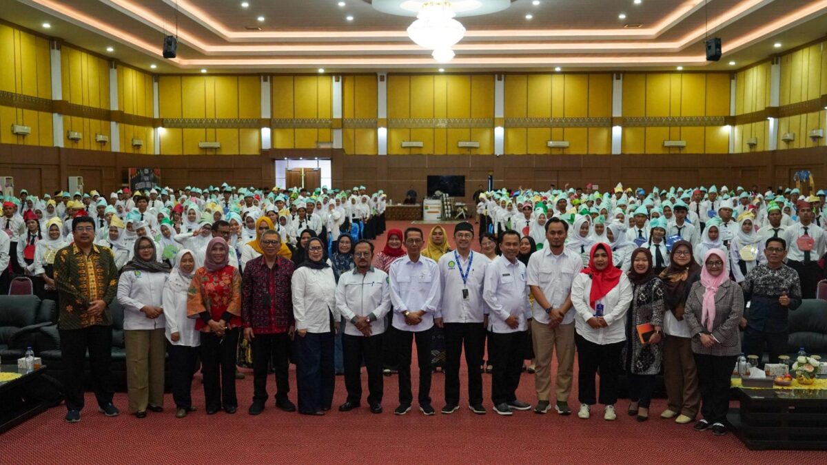 Kepala BP Batam Amsakar Achmad tengah. Foto:Istimewa