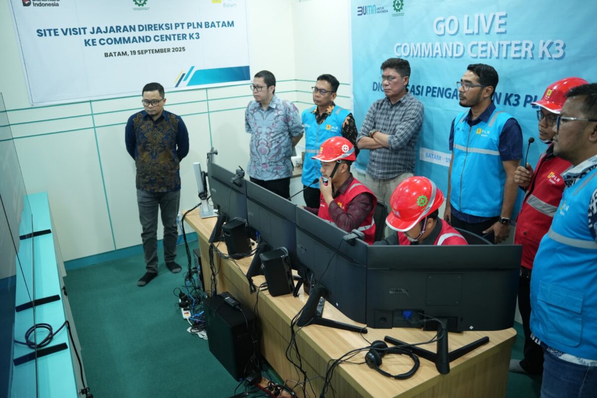 Jajaran direksi turun langsung meninjau operasional pusat kendali tersebut untuk memastikan sistem berjalan optimal. Foto:PLN Batam