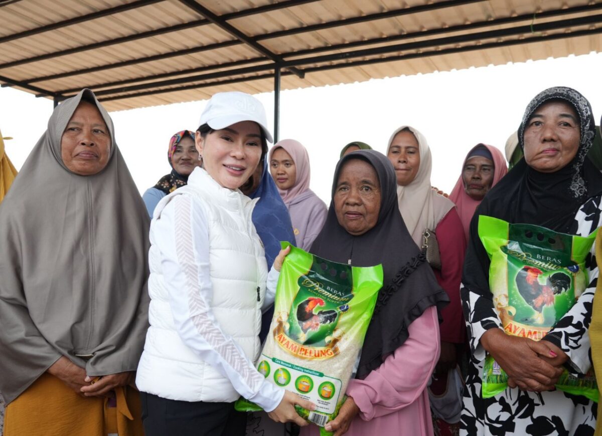 Wakil Kepala BP Batam Li Claudia bersama warga Rempang. Foto:Humas BP