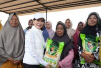 Wakil Kepala BP Batam Li Claudia bersama warga Rempang. Foto:Humas BP