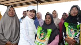 Wakil Kepala BP Batam Li Claudia bersama warga Rempang. Foto:Humas BP
