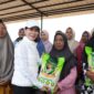 Wakil Kepala BP Batam Li Claudia bersama warga Rempang. Foto:Humas BP
