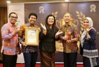 Direktur RSBP Batam, dr. Tanto Budiharto bersama Deputi Bidang Pelayanan Umum BP Batam Ariastuty Sirait. Foto:Humas BP