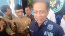 Menteri Lingkungan Hidup sekaligus Kepala BPLH, Hanif Faisol Nurofiq saat berkunjung ke Dapur MBG di dekat SMKN 1 Batam, Senin (22/9/2025). Foto:dok/Irwan-matapedia