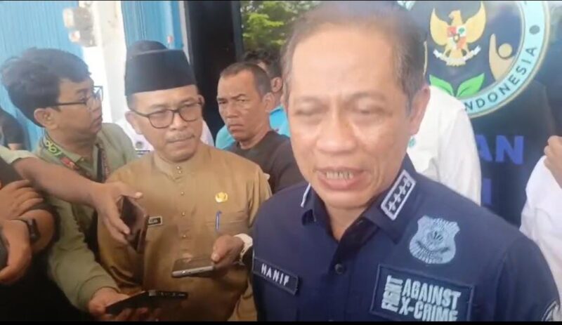 Menteri Lingkungan Hidup sekaligus Kepala BPLH, Hanif Faisol Nurofiq saat berkunjung ke Dapur MBG di dekat SMKN 1 Batam, Senin (22/9/2025). Foto:dok/Irwan-matapedia