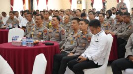Pejabat utama Polda Kepri saat mendengarkan arahan dari Pengawasan Umum (Irwasum) Polri, Komjen Pol. Drs. Wahyu Widada, di Gedung Lancang Kuning Polda Kepri, Senin (22/9/2025). Matapedia6.com/Dok Humas Polda