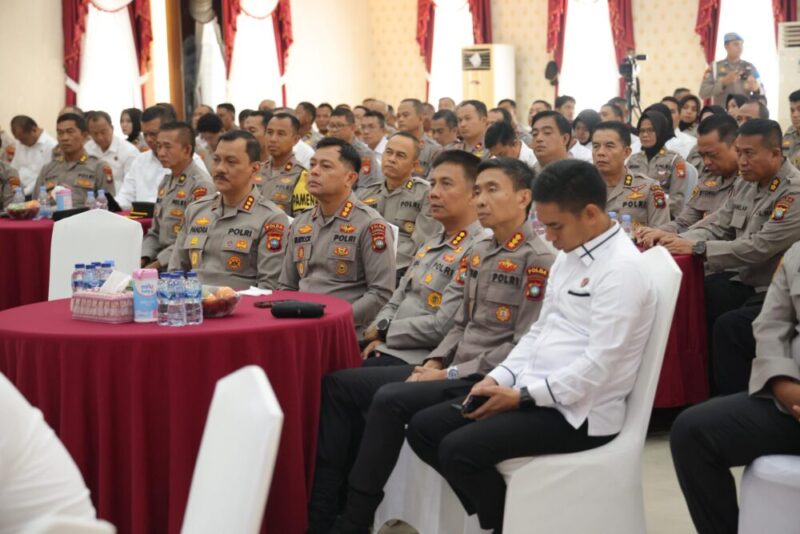 Pejabat utama Polda Kepri saat mendengarkan arahan dari Pengawasan Umum (Irwasum) Polri, Komjen Pol. Drs. Wahyu Widada, di Gedung Lancang Kuning Polda Kepri, Senin (22/9/2025). Matapedia6.com/Dok Humas Polda