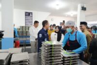 Menteri Lingkungan Hidup dan Kehutanan (LHK) Hanif Faisol Nurofiq, ke dapur program Makan Bergizi Gratis (MBG) di SMKN 1 Batam, Kota Batam, Kepulauan Riau pada Senin (22/9/2025). Foto:Zalfirega/matapedia
