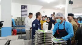 Menteri Lingkungan Hidup dan Kehutanan (LHK) Hanif Faisol Nurofiq, ke dapur program Makan Bergizi Gratis (MBG) di SMKN 1 Batam, Kota Batam, Kepulauan Riau pada Senin (22/9/2025). Foto:Zalfirega/matapedia