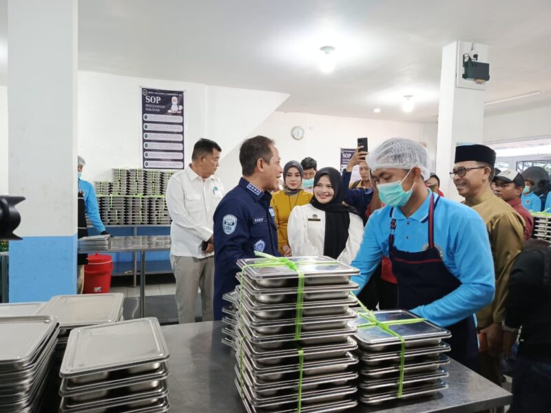 Menteri Lingkungan Hidup dan Kehutanan (LHK) Hanif Faisol Nurofiq, ke dapur program Makan Bergizi Gratis (MBG) di SMKN 1 Batam, Kota Batam, Kepulauan Riau pada Senin (22/9/2025). Foto:Zalfirega/matapedia