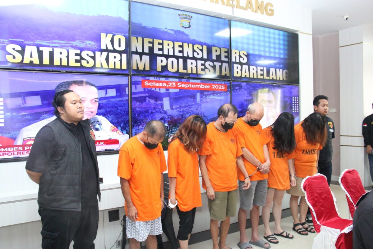 Komplotan pelaku hipnotis jaringan internasional yang berhasil ditangkap Polresta Barelang, dihadirkan saat ekspos di loby utama Polresta Barelang, Selasa (23/9/2025). Matapedia6.com/Dok Humas