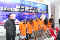 Komplotan pelaku hipnotis jaringan internasional yang berhasil ditangkap Polresta Barelang, dihadirkan saat ekspos di loby utama Polresta Barelang, Selasa (23/9/2025). Matapedia6.com/Dok Humas
