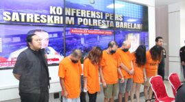 Komplotan pelaku hipnotis jaringan internasional yang berhasil ditangkap Polresta Barelang, dihadirkan saat ekspos di loby utama Polresta Barelang, Selasa (23/9/2025). Matapedia6.com/Dok Humas