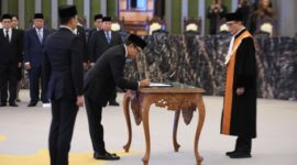 Ketua Mahkamah Agung RI, Sunarto, memimpin langsung pengucapan sumpah jabatan di Gedung MA Jakarta, Selasa (23/9/2025). Foto:dok/OJK Kepri