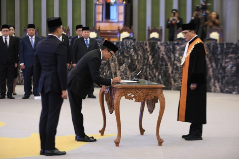 Ketua Mahkamah Agung RI, Sunarto, memimpin langsung pengucapan sumpah jabatan di Gedung MA Jakarta, Selasa (23/9/2025). Foto:dok/OJK Kepri