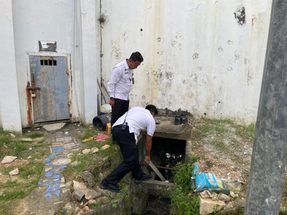 Petugas Rutan bersama KPR Aji tengah sisir lokasi yang rawan pada Rabu (24/9/2025). Foto:dok/Rutan-untuk matapedia