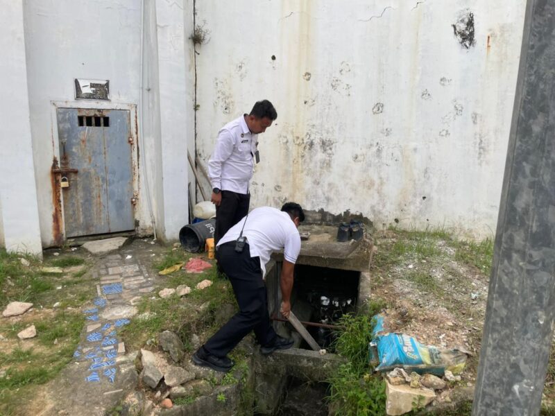 Petugas Rutan bersama KPR Aji tengah sisir lokasi yang rawan pada Rabu (24/9/2025). Foto:dok/Rutan-untuk matapedia