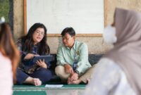 Anggota/Deputi Bidang Pelayanan Umum BP Batam, Ariastuty Sirait bersama warga Fantasy Residence. Foto:Humas BP Batam