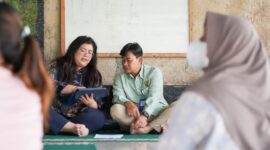 Anggota/Deputi Bidang Pelayanan Umum BP Batam, Ariastuty Sirait bersama warga Fantasy Residence. Foto:Humas BP Batam