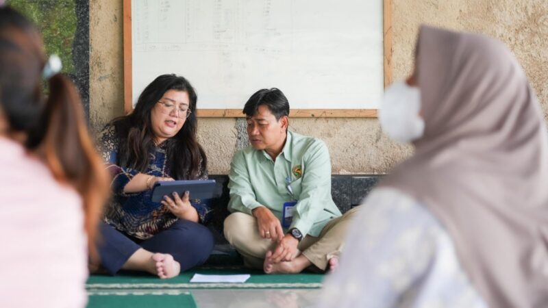 Anggota/Deputi Bidang Pelayanan Umum BP Batam, Ariastuty Sirait bersama warga Fantasy Residence. Foto:Humas BP Batam