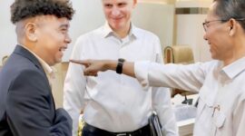 Billy Mambrasar bersama Kepala BP Batam Amsakar Achmad. Foto:Istimewa