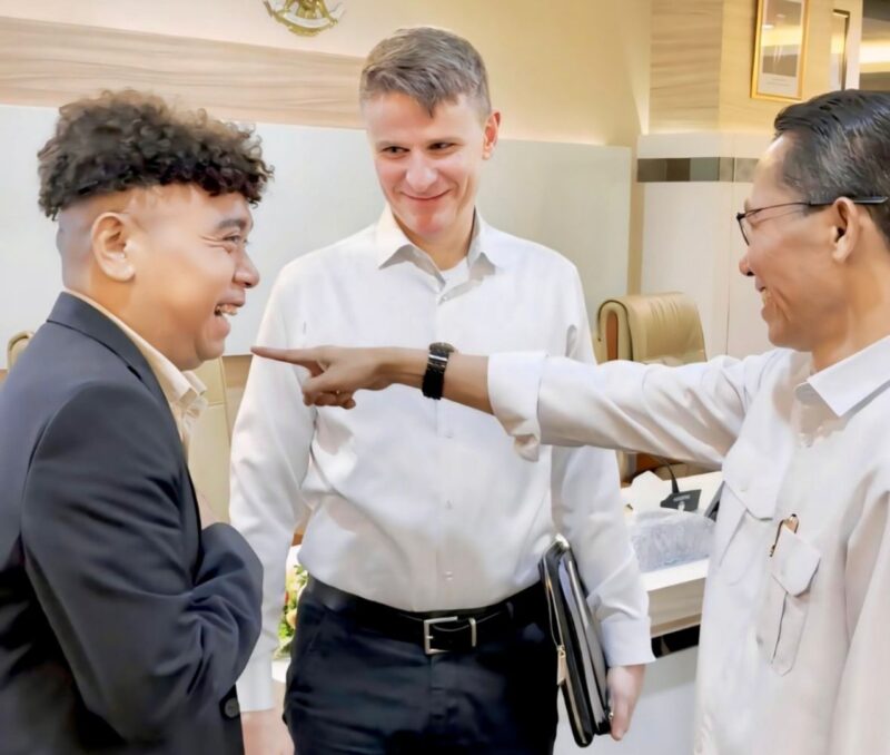 Billy Mambrasar bersama Kepala BP Batam Amsakar Achmad. Foto:Istimewa