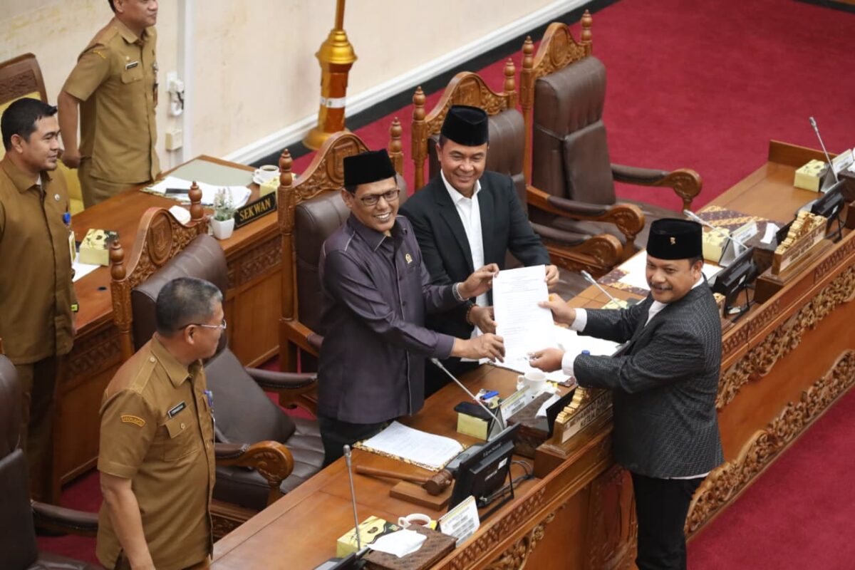 Ketua DPRD Batam M Kamaluddin terima berkas rencana kerja DPRD tahun 2026 dari Koordinator Banmus DPRD Batam, Budi Mardiyanto, Senin (29/9/2025). Matapedia6.com/Dok DPRD