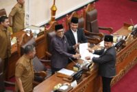 Ketua DPRD Batam M Kamaluddin terima berkas rencana kerja DPRD tahun 2026 dari Koordinator Banmus DPRD Batam, Budi Mardiyanto, Senin (29/9/2025). Matapedia6.com/Dok DPRD