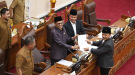Ketua DPRD Batam M Kamaluddin terima berkas rencana kerja DPRD tahun 2026 dari Koordinator Banmus DPRD Batam, Budi Mardiyanto, Senin (29/9/2025). Matapedia6.com/Dok DPRD