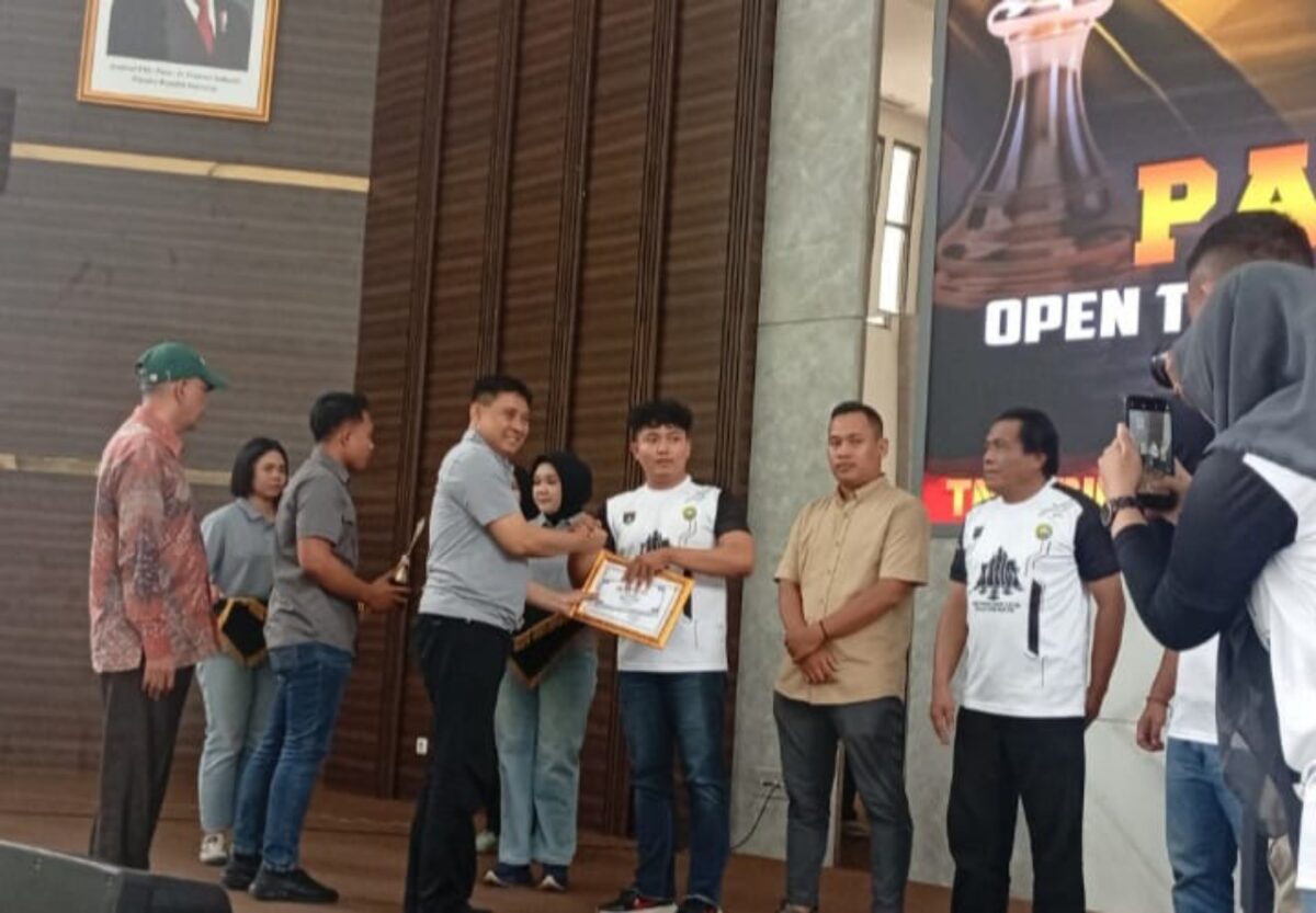 Pecatur menerima piala Piala Panglima TNI 2025. Foto:Istimewa/dok-Rico