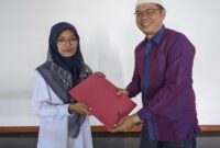 Drs H. Hendri M.M, menyerahkan Surat Permohonan Audit Ulang atas dirinya, kepada Sekretaris BPKP Perwakilan Provinsi Sumatera Barat, Annisa, Senin 29 September 2024 pukul 13.40 WIB di Kantor BPKP Perwakilan Provinsi Sumatera Barat, di Padang. Foto:Nov