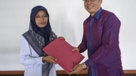 Drs H. Hendri M.M, menyerahkan Surat Permohonan Audit Ulang atas dirinya, kepada Sekretaris BPKP Perwakilan Provinsi Sumatera Barat, Annisa, Senin 29 September 2024 pukul 13.40 WIB di Kantor BPKP Perwakilan Provinsi Sumatera Barat, di Padang. Foto:Nov
