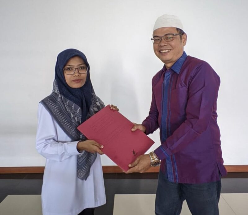 Drs H. Hendri M.M, menyerahkan Surat Permohonan Audit Ulang atas dirinya, kepada Sekretaris BPKP Perwakilan Provinsi Sumatera Barat, Annisa, Senin 29 September 2024 pukul 13.40 WIB di Kantor BPKP Perwakilan Provinsi Sumatera Barat, di Padang. Foto:Nov