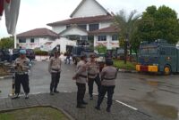 Ratusan personel gabungan TNI Polri saat berjaga di depan kantor DPRD Kota Batam menunggu kehadiran mahasiswa yang akan berunjukrasa, dan terakhir diketahui hanya 13 orang yang datang, Senin (1/9/2025). Matapedia6.com/Luci