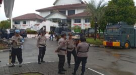 Ratusan personel gabungan TNI Polri saat berjaga di depan kantor DPRD Kota Batam menunggu kehadiran mahasiswa yang akan berunjukrasa, dan terakhir diketahui hanya 13 orang yang datang, Senin (1/9/2025). Matapedia6.com/Luci