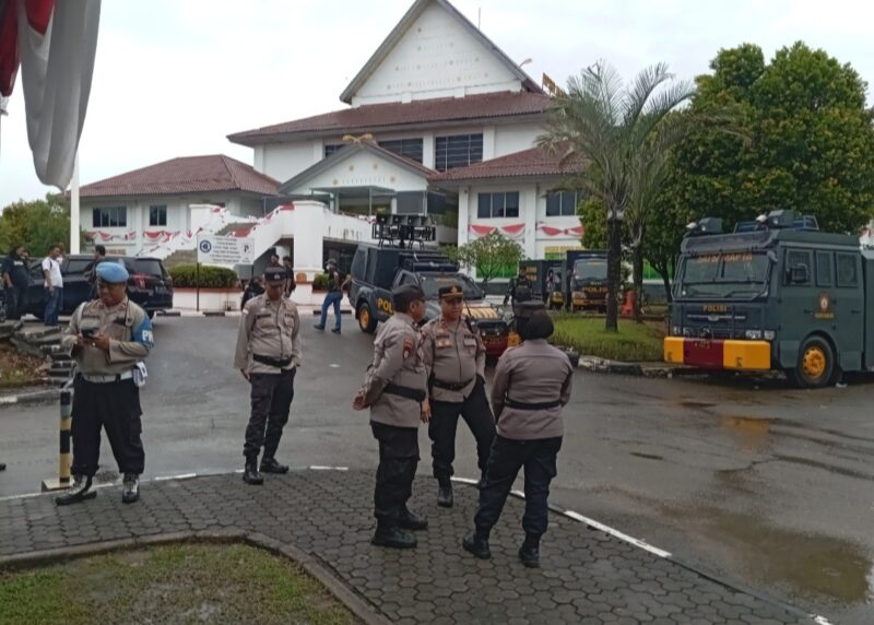 Ratusan personel gabungan TNI Polri saat berjaga di depan kantor DPRD Kota Batam menunggu kehadiran mahasiswa yang akan berunjukrasa, dan terakhir diketahui hanya 13 orang yang datang, Senin (1/9/2025). Matapedia6.com/Luci