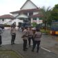 Ratusan personel gabungan TNI Polri saat berjaga di depan kantor DPRD Kota Batam menunggu kehadiran mahasiswa yang akan berunjukrasa, dan terakhir diketahui hanya 13 orang yang datang, Senin (1/9/2025). Matapedia6.com/Luci