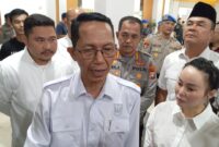 Wali Kota Batam Amsakar Achmad saat memberikan komentar di Kantor DPRD Kota Batam, di Batam Centre, Senin (1/9/2025). Matapedia6.com/Luci